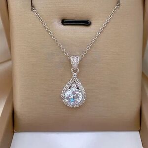 - 💋Gorgeous Zircon Teardrop Pendant necklace on Hypoallergenic Silver Chain.